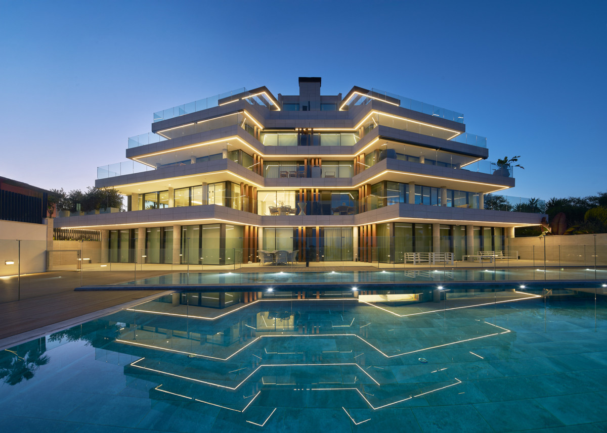 Middle Floor Apartment in Estepona