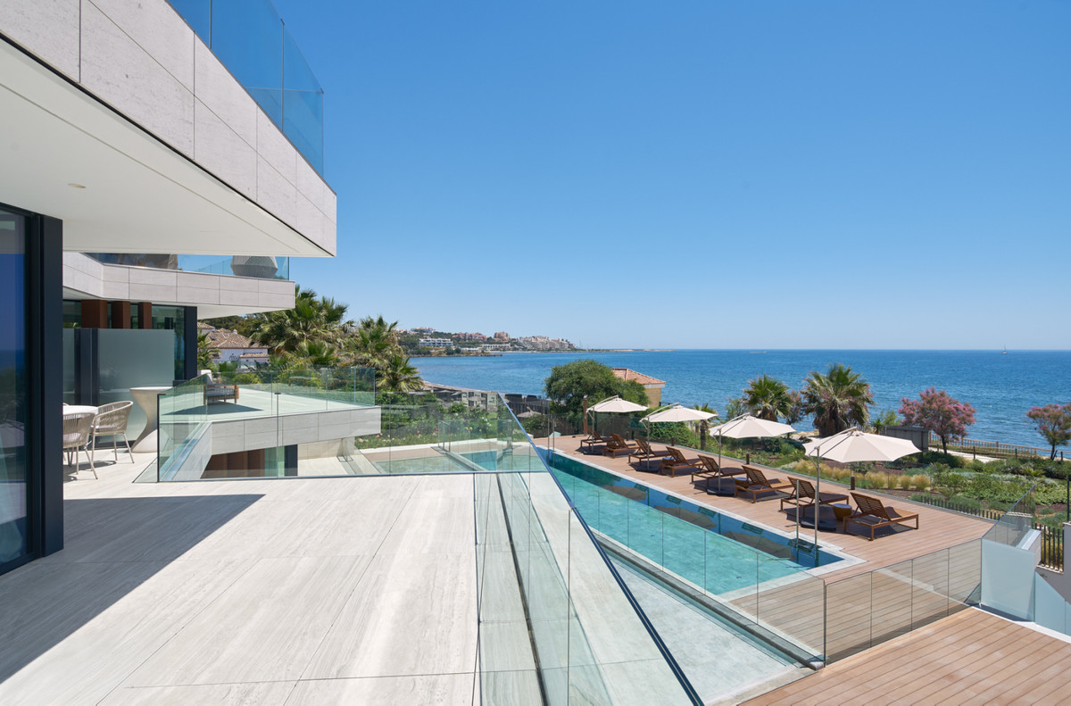 Middle Floor Apartment in Estepona
