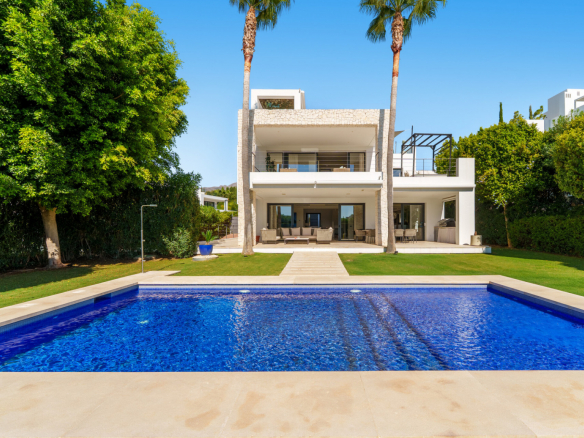 Contemporary Villa in Los Olivos, Nueva Andalucía