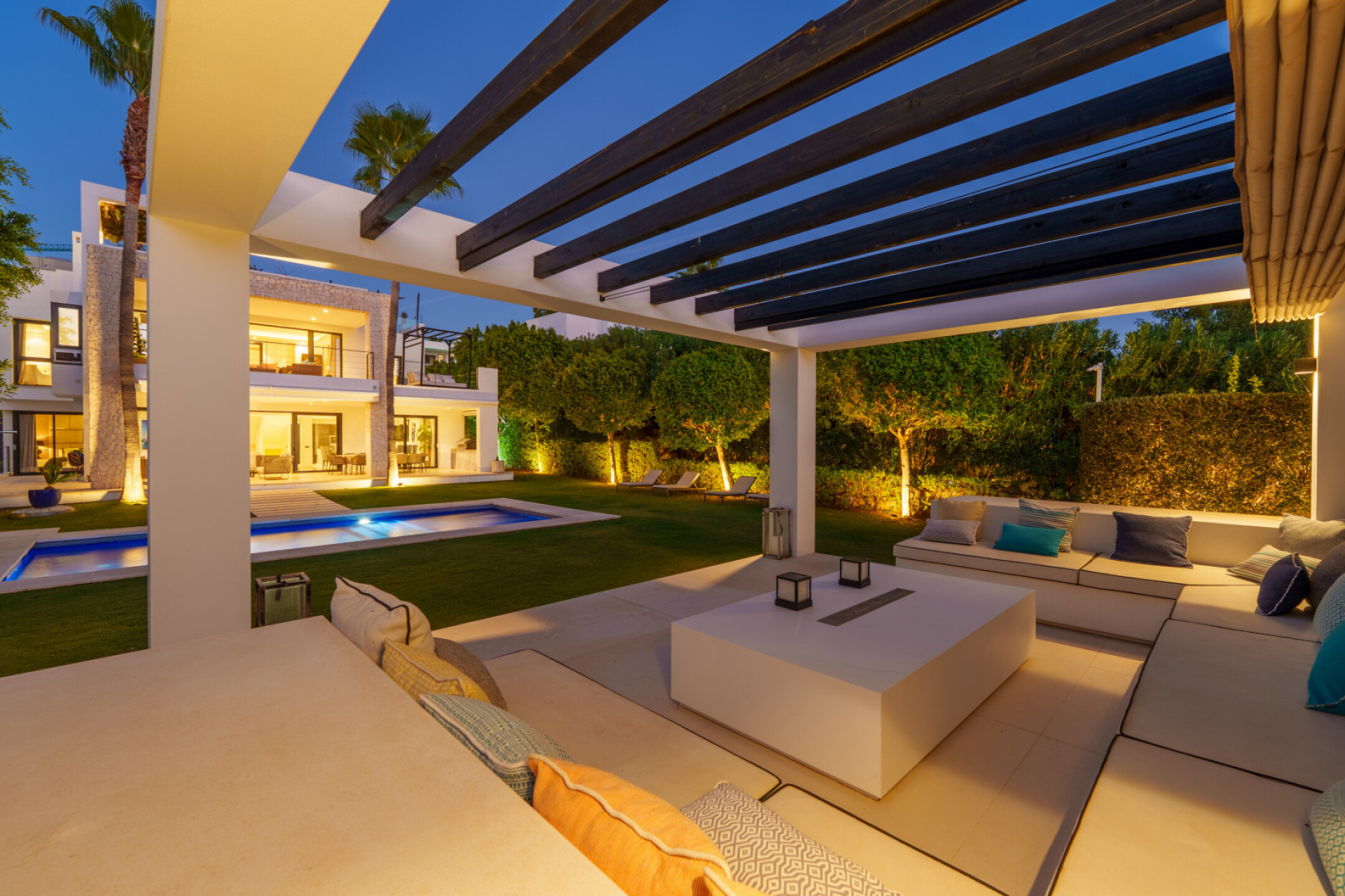 Contemporary Villa in Los Olivos, Nueva Andalucía