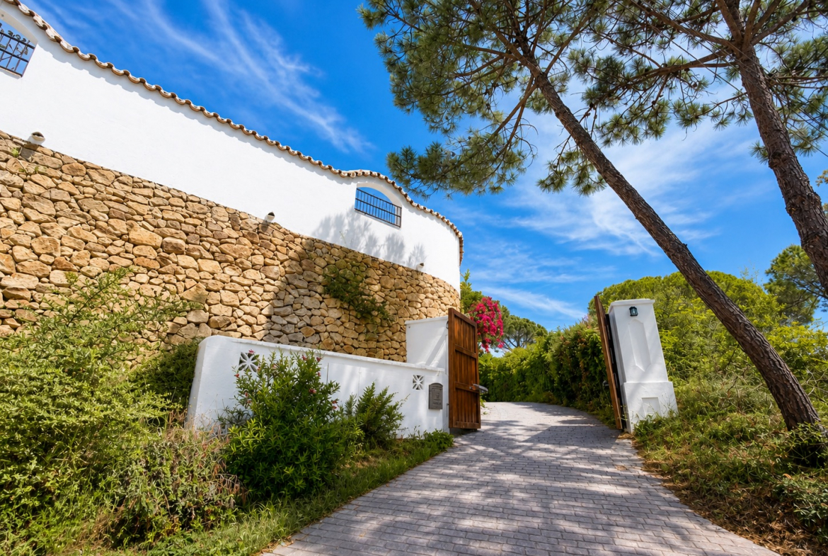 Refined Andalusian Villa in El Madroñal, Benahavís