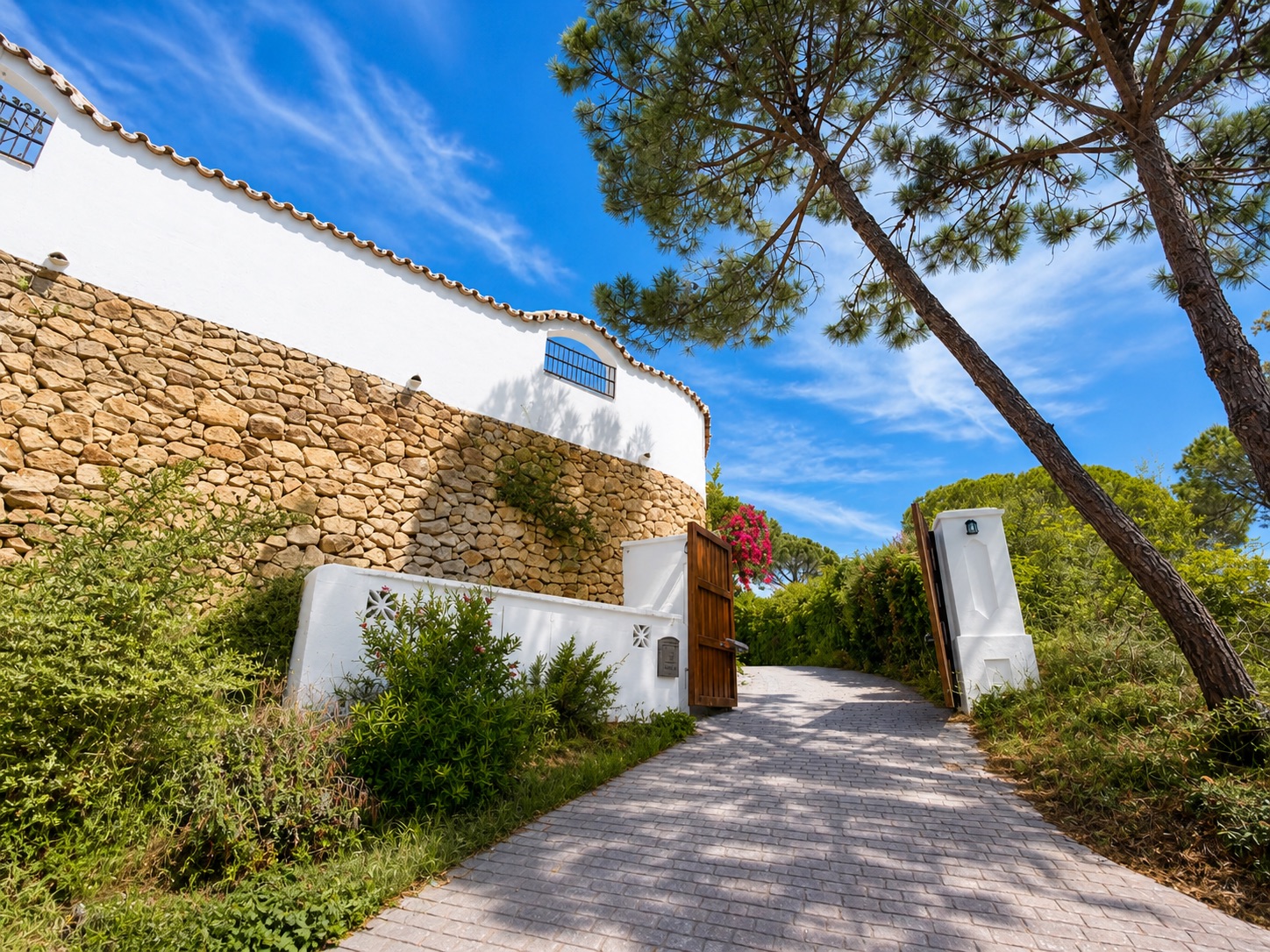 Refined Andalusian Villa in El Madroñal, Benahavís