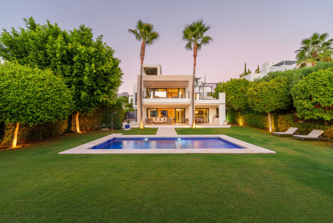 Contemporary Villa in Los Olivos, Nueva Andalucía