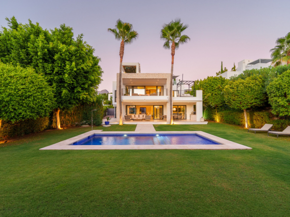 Contemporary Villa in Los Olivos, Nueva Andalucía