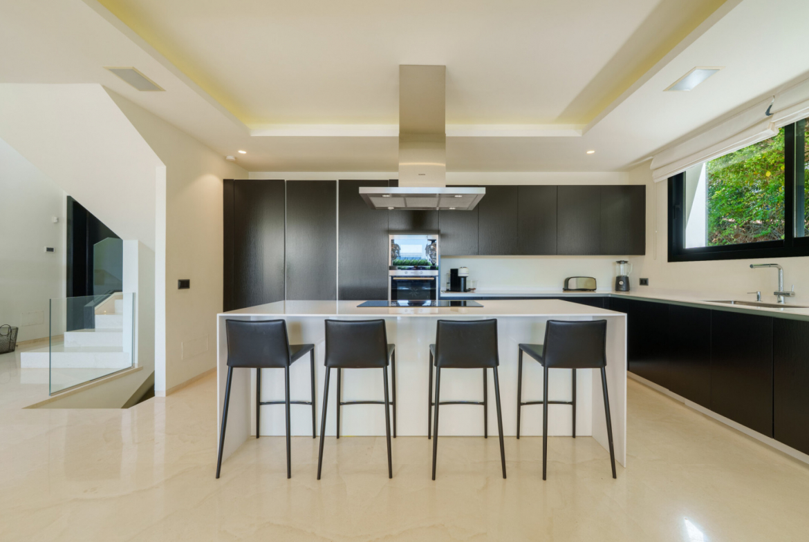 Contemporary Villa in Los Olivos, Nueva Andalucía