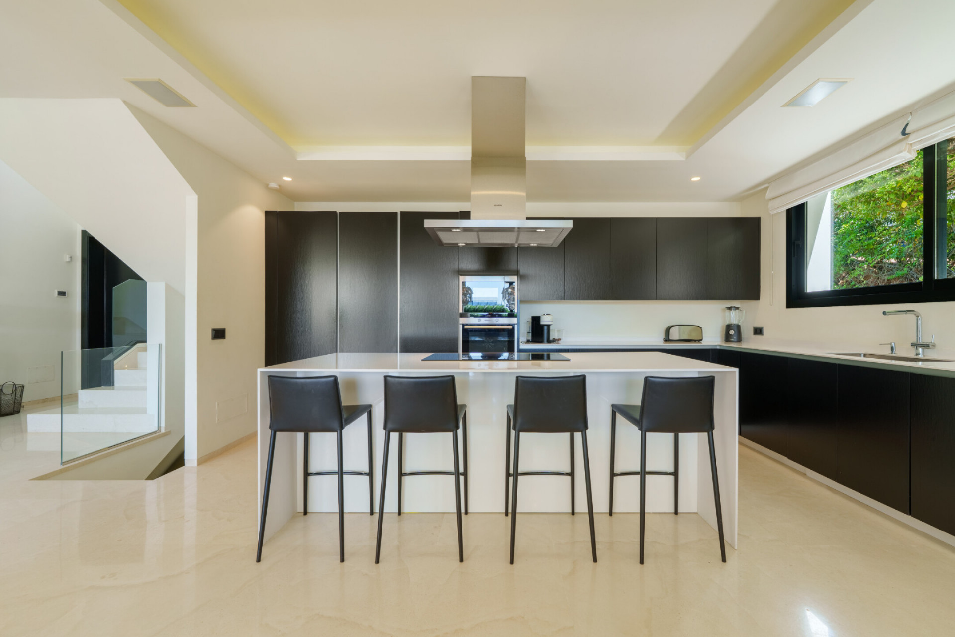 Contemporary Villa in Los Olivos, Nueva Andalucía