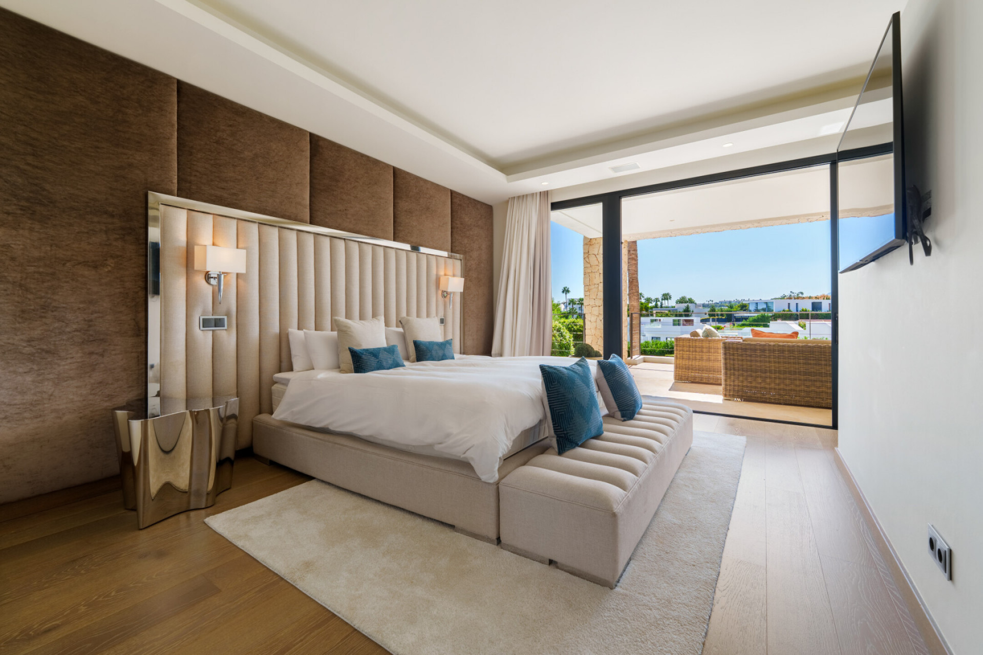 Contemporary Villa in Los Olivos, Nueva Andalucía