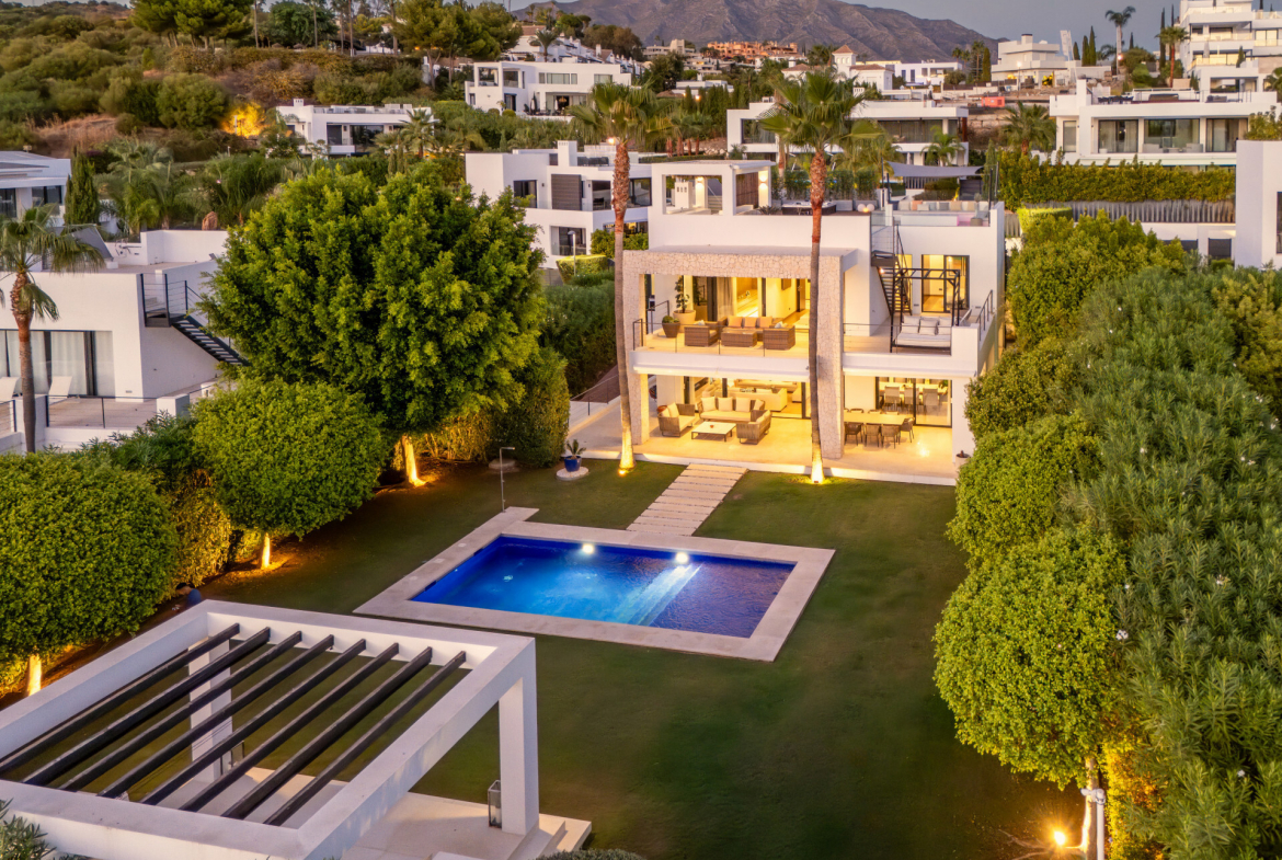 Contemporary Villa in Los Olivos, Nueva Andalucía