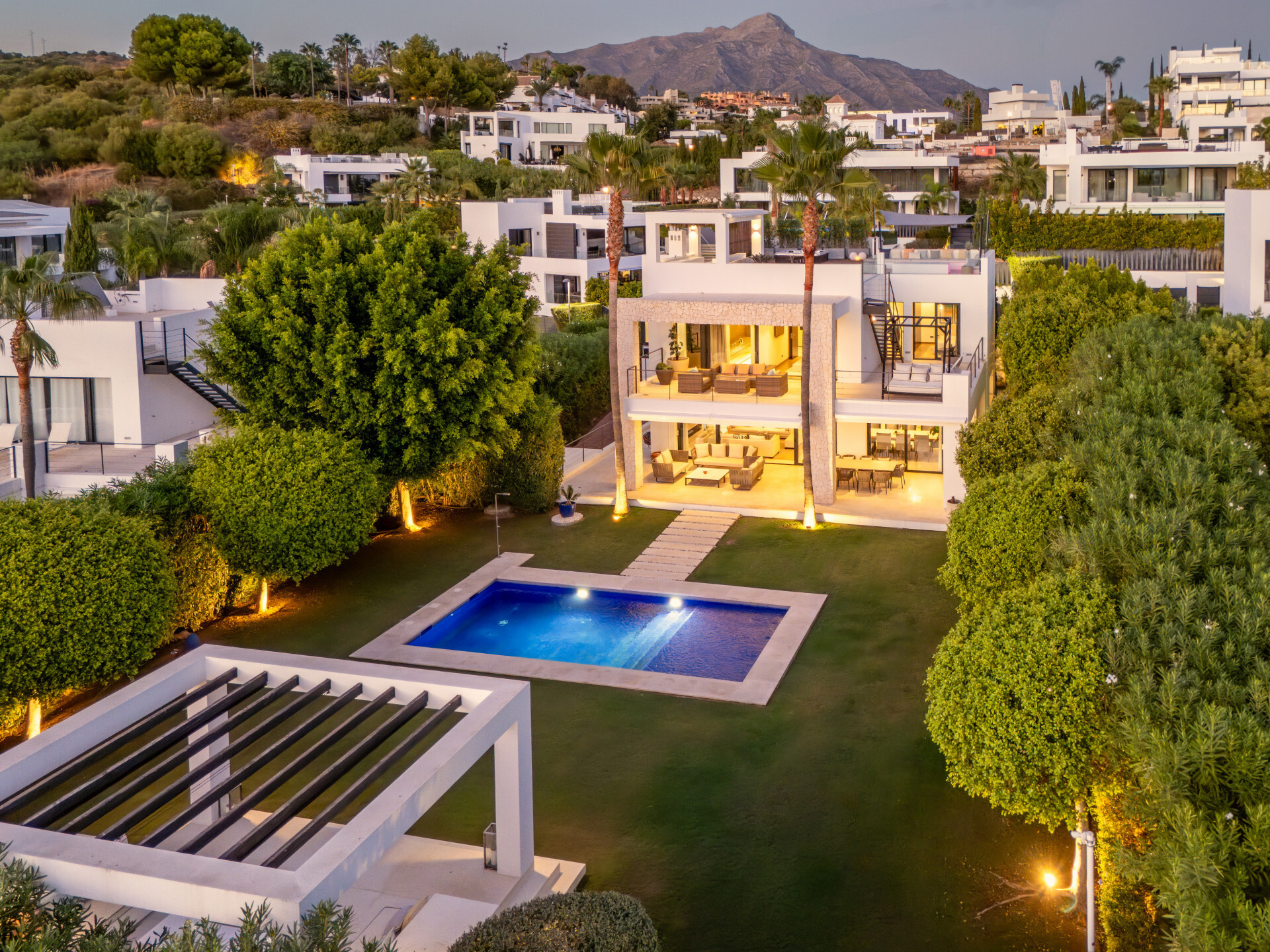 Contemporary Villa in Los Olivos, Nueva Andalucía