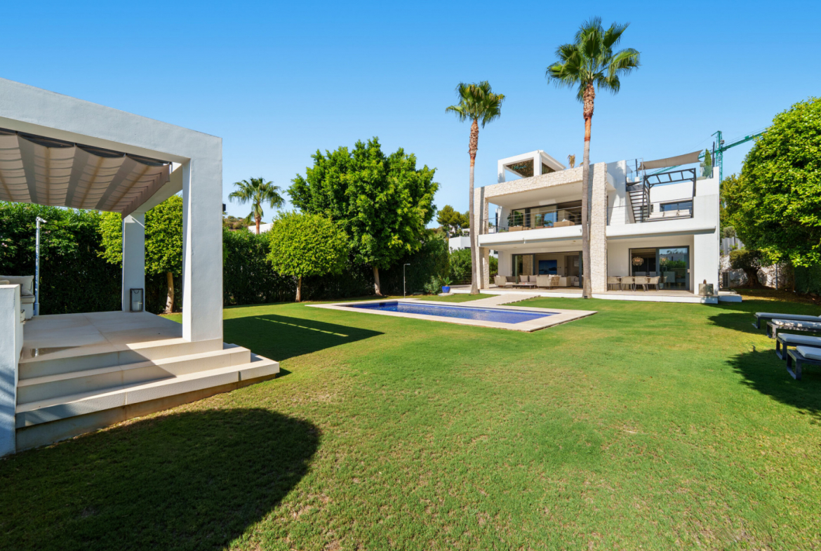 Contemporary Villa in Los Olivos, Nueva Andalucía