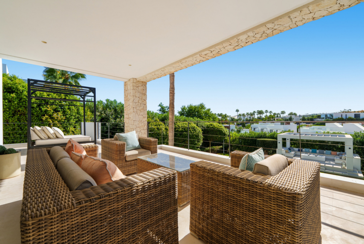 Contemporary Villa in Los Olivos, Nueva Andalucía