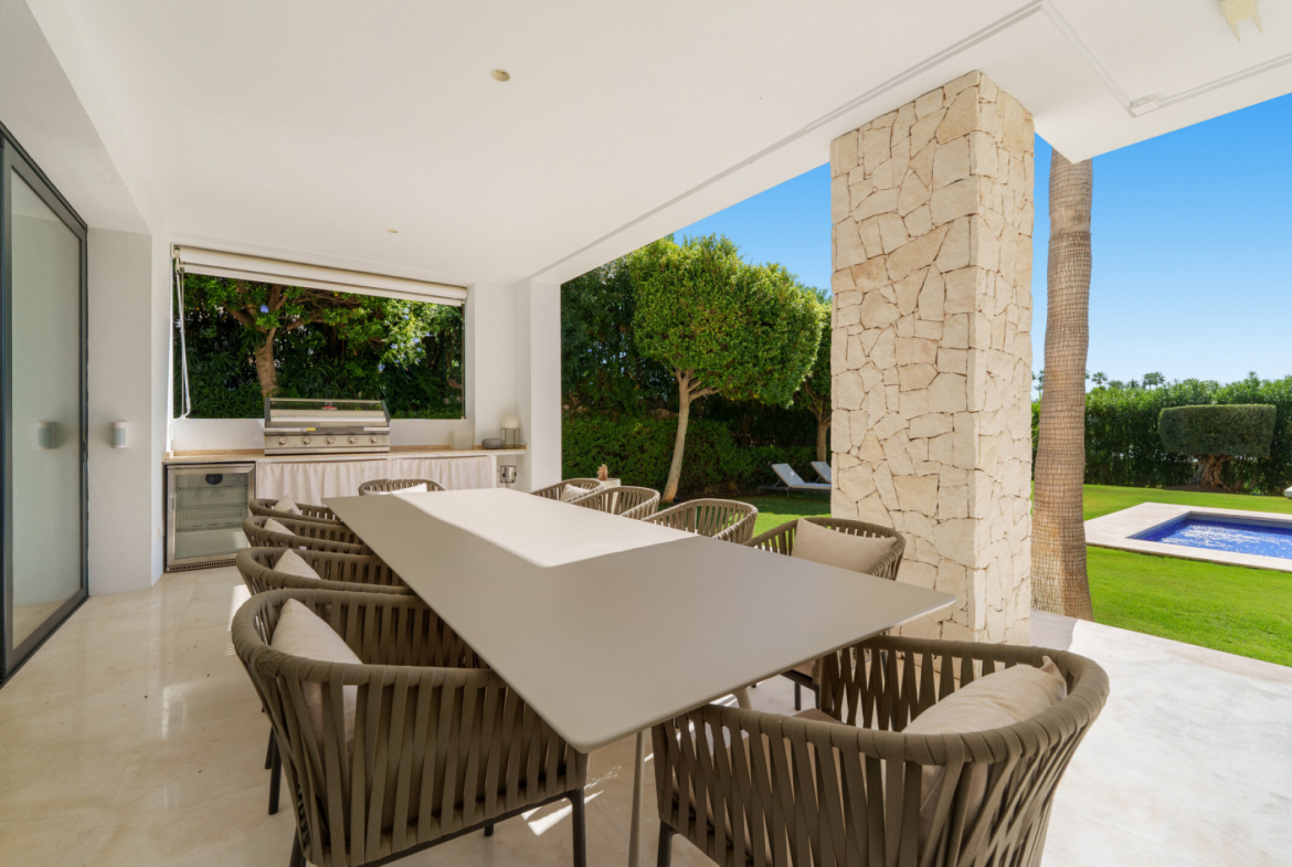 Contemporary Villa in Los Olivos, Nueva Andalucía