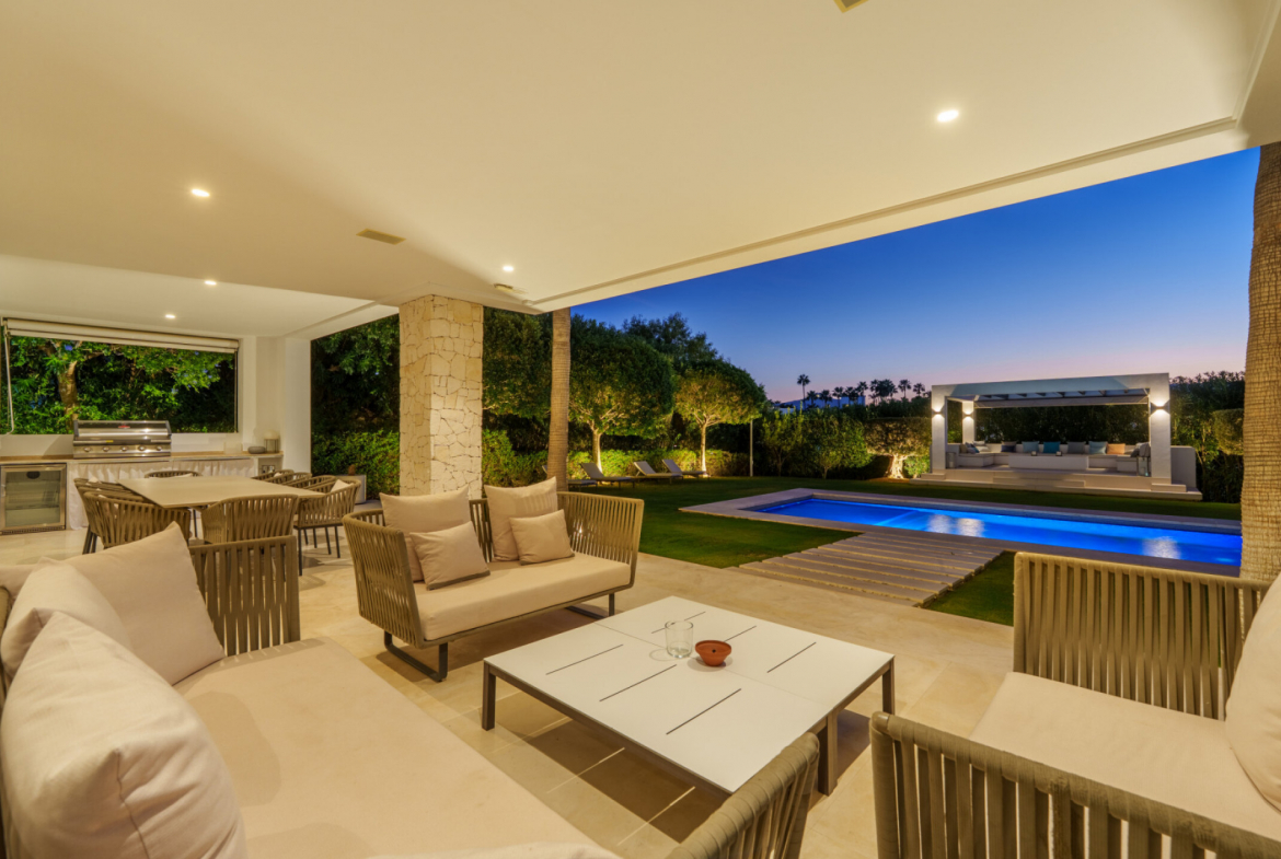 Contemporary Villa in Los Olivos, Nueva Andalucía