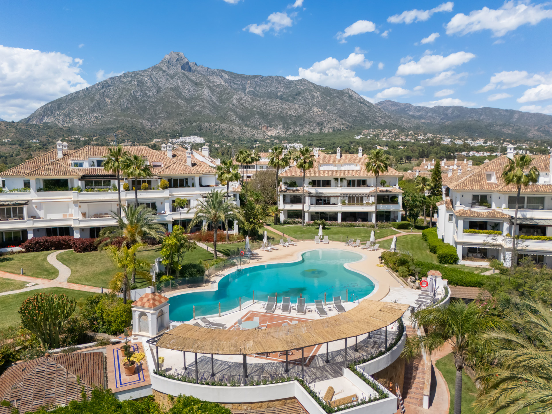 full (1) Elegant Apartment in Monte Paraíso, Marbella Golden Mile