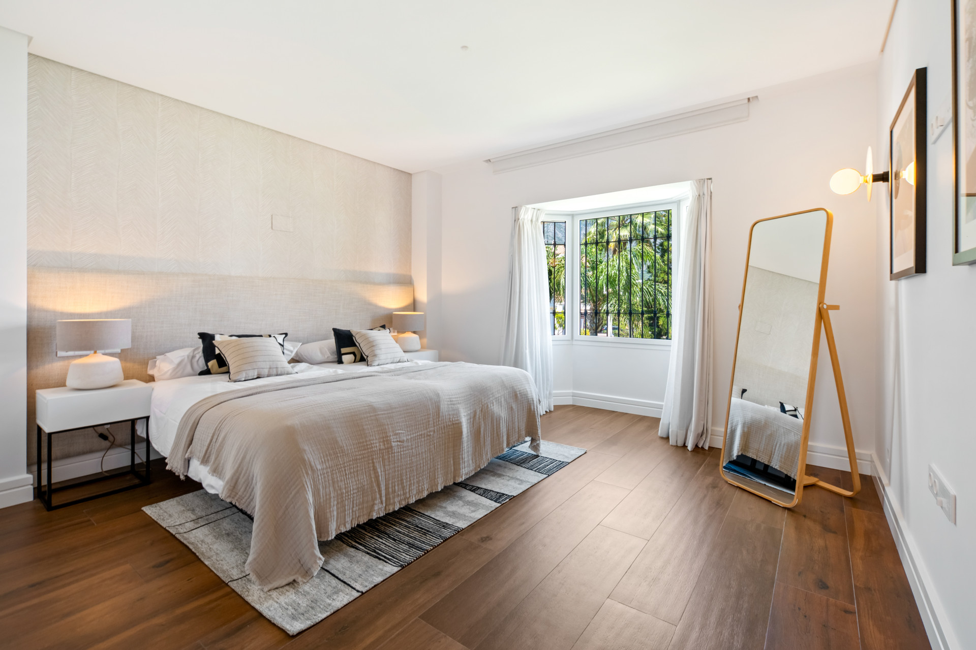 full (14) Elegant Apartment in Monte Paraíso, Marbella Golden Mile