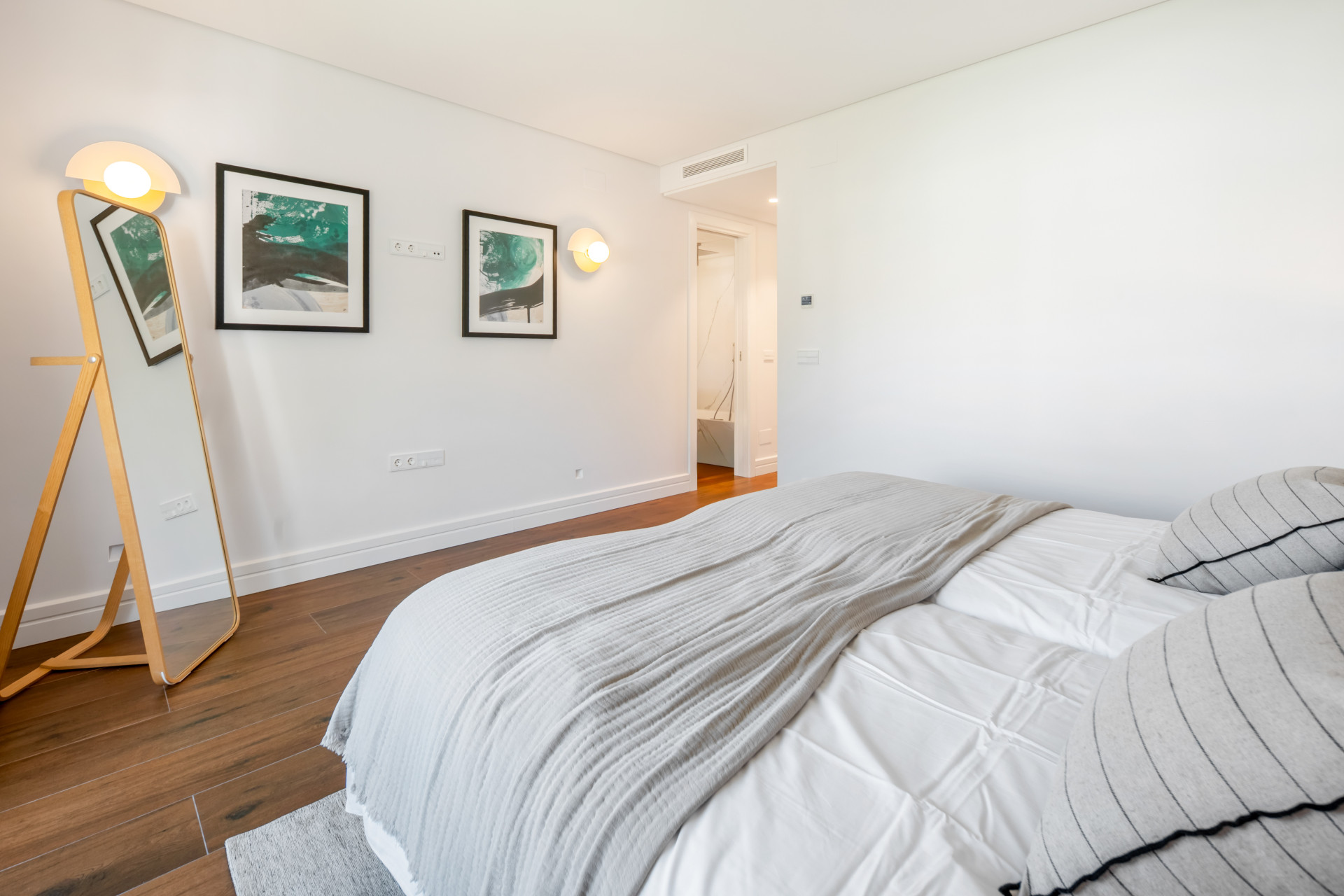 full (15) Elegant Apartment in Monte Paraíso, Marbella Golden Mile
