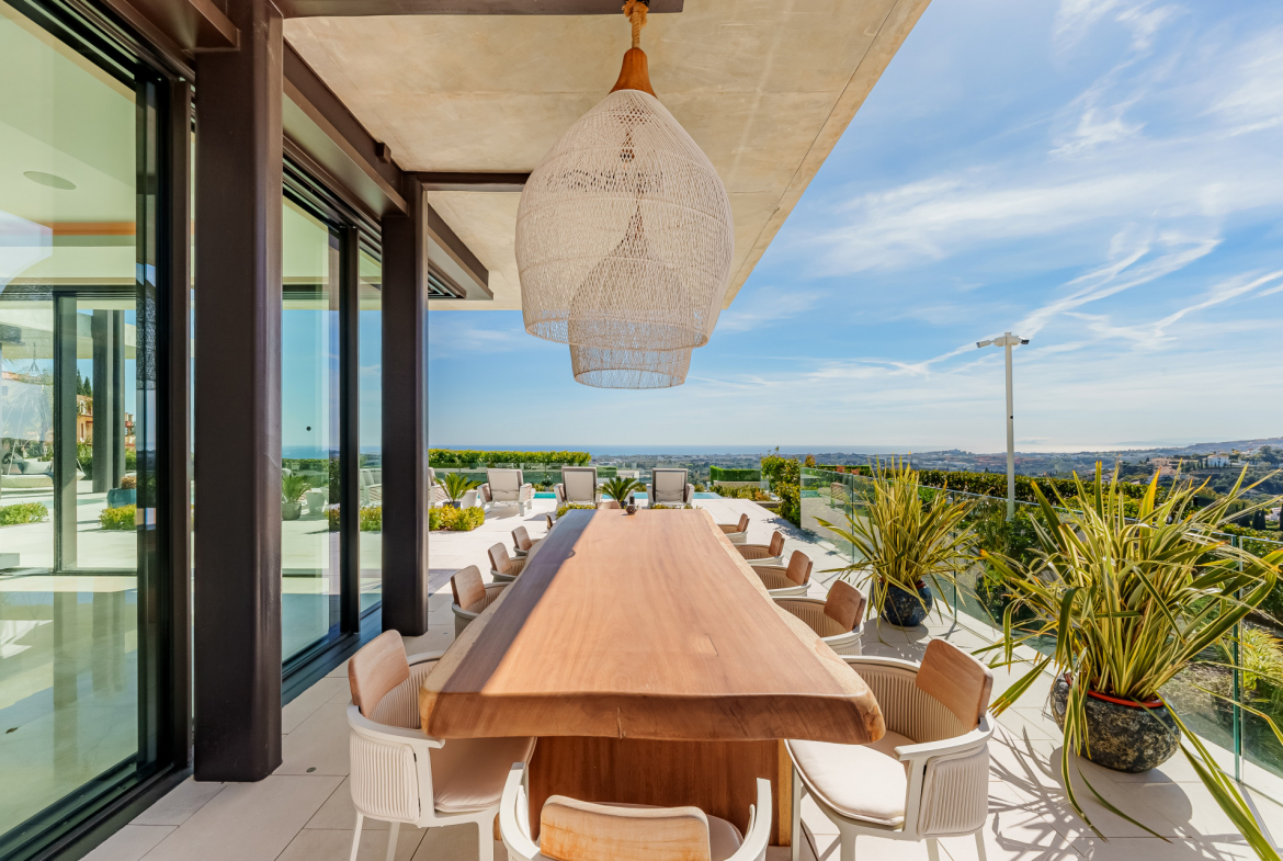 Contemporary Masterpiece with Panoramic Views in La Quinta