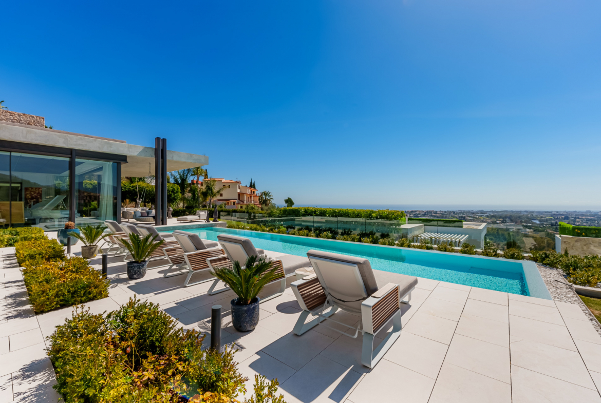 Contemporary Masterpiece with Panoramic Views in La Quinta