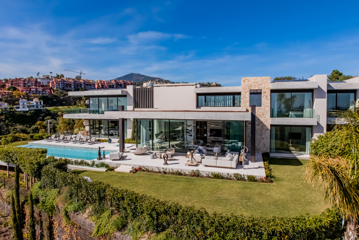 Contemporary Masterpiece with Panoramic Views in La Quinta