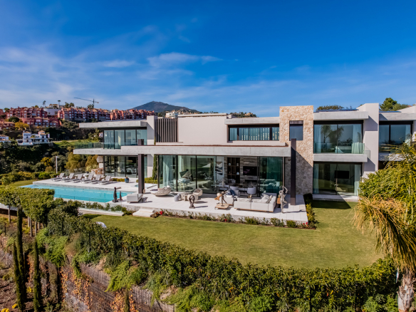 Contemporary Masterpiece with Panoramic Views in La Quinta