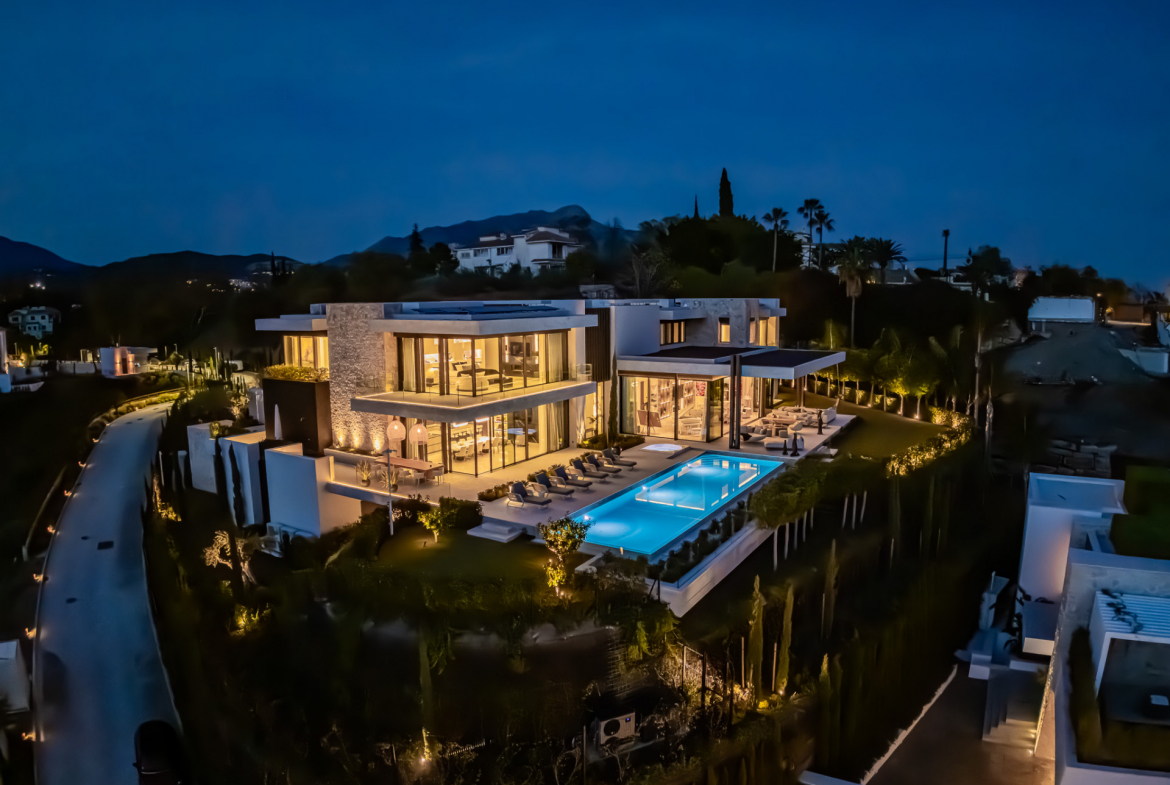 Contemporary Masterpiece with Panoramic Views in La Quinta