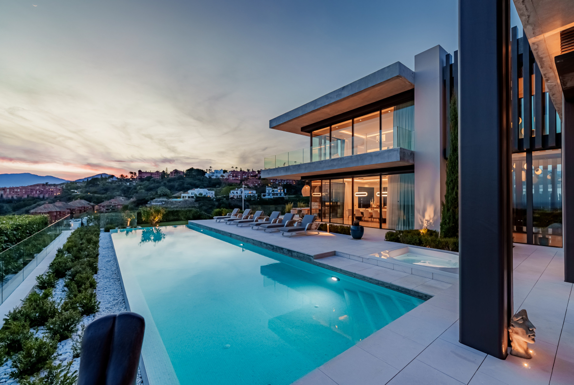 Contemporary Masterpiece with Panoramic Views in La Quinta