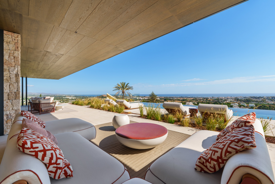Contemporary Luxury Villa with Panoramic Views in La Quinta