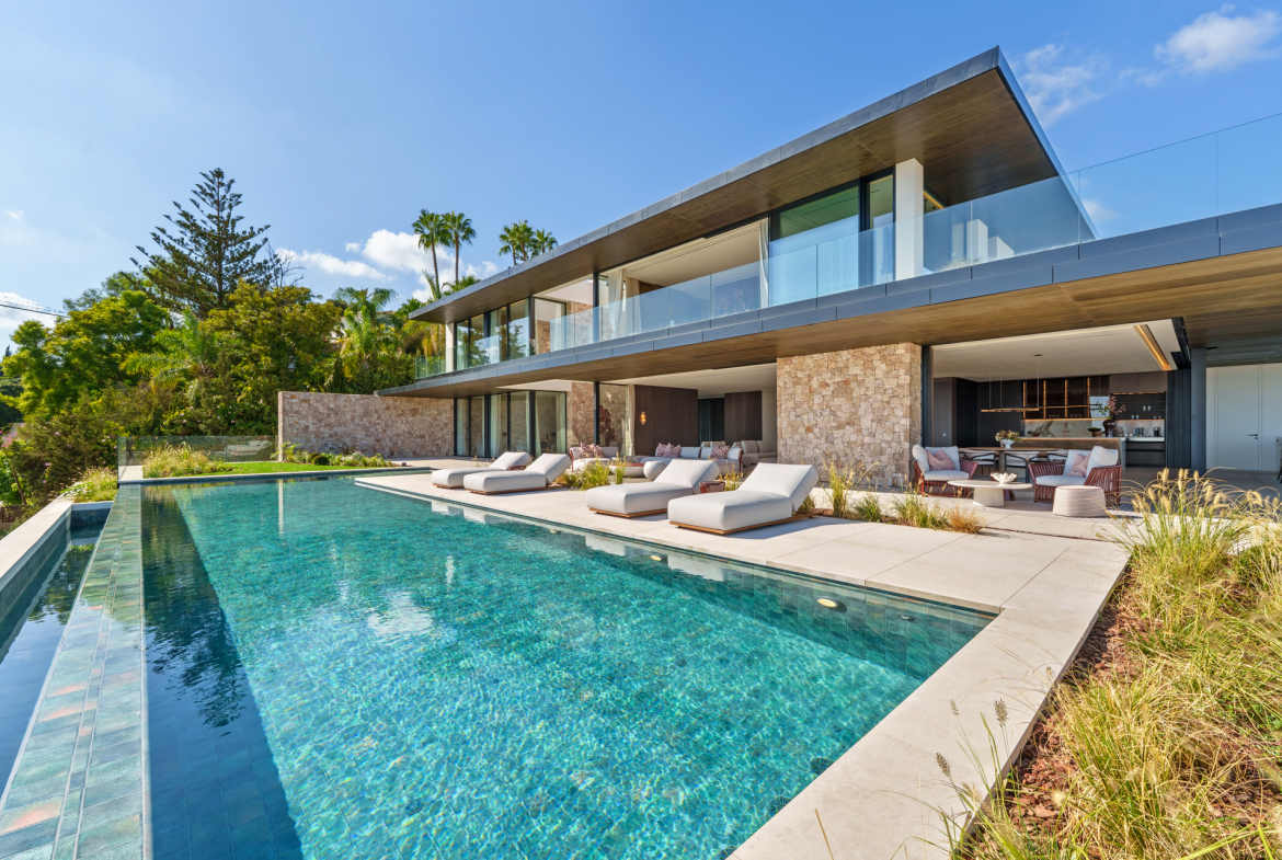 Contemporary Luxury Villa with Panoramic Views in La Quinta