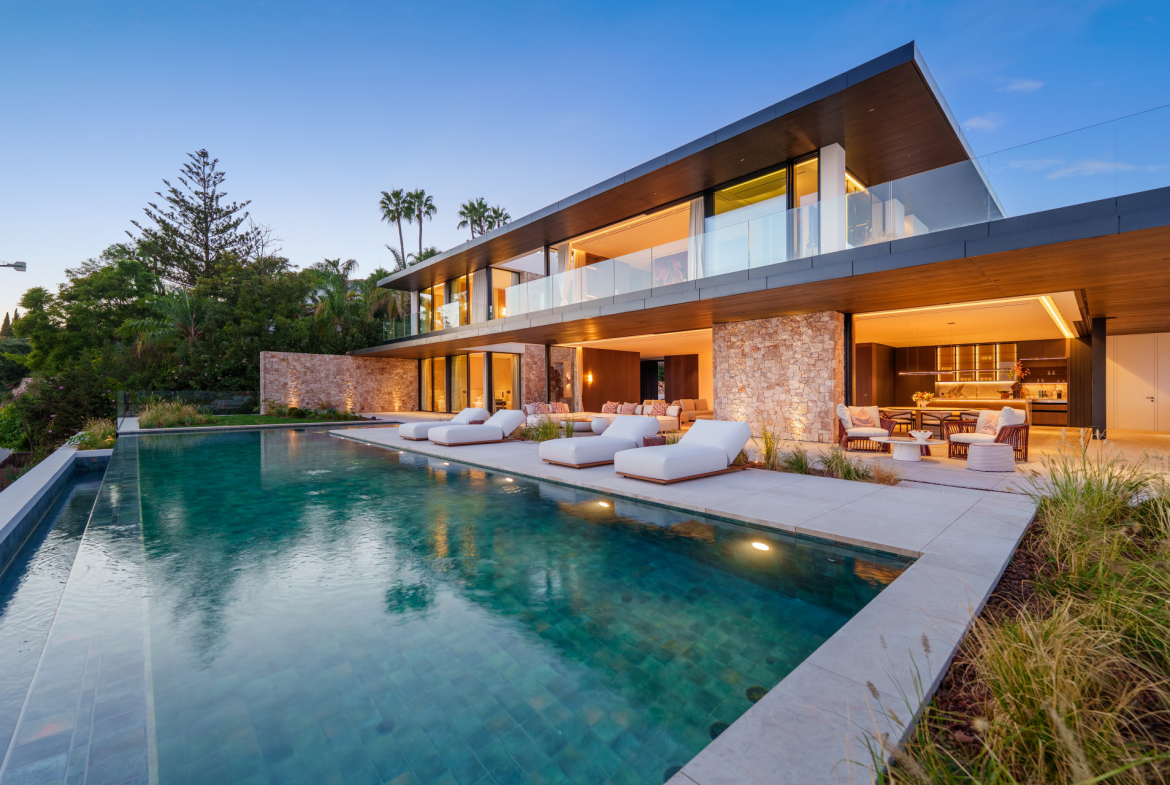 Contemporary Luxury Villa with Panoramic Views in La Quinta
