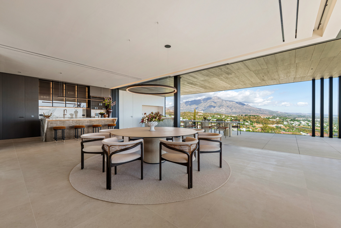 Contemporary Luxury Villa with Panoramic Views in La Quinta