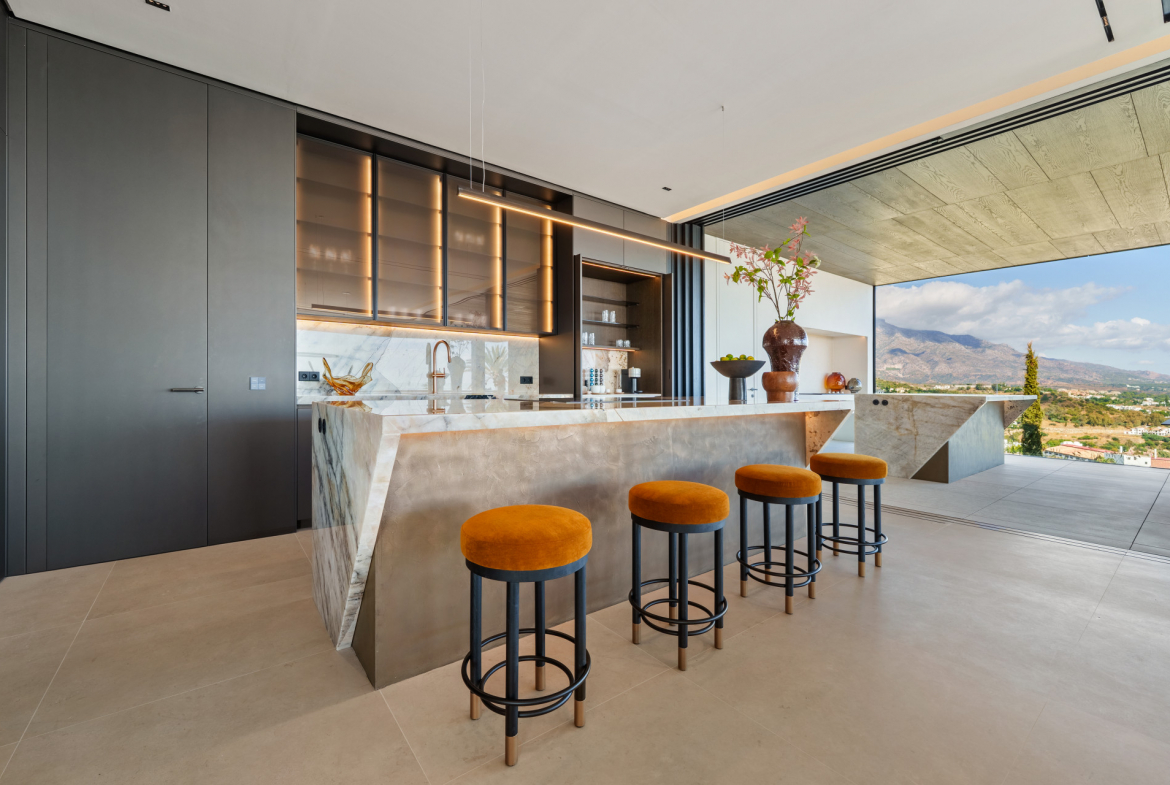 Contemporary Luxury Villa with Panoramic Views in La Quinta