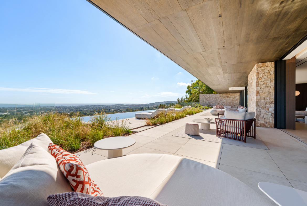 Contemporary Luxury Villa with Panoramic Views in La Quinta