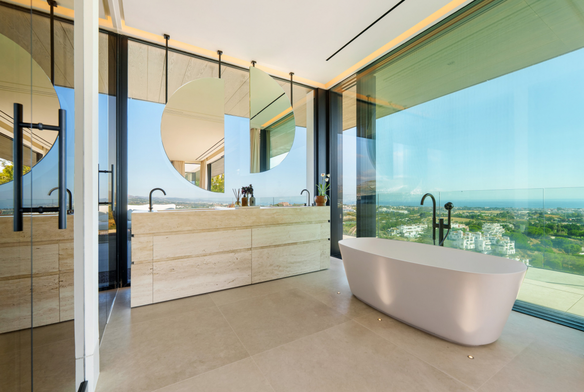 Contemporary Luxury Villa with Panoramic Views in La Quinta