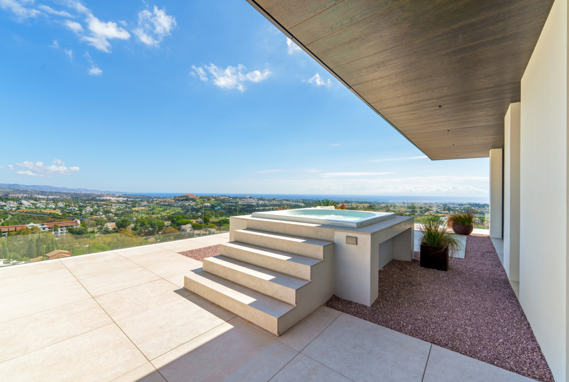 Contemporary Luxury Villa with Panoramic Views in La Quinta