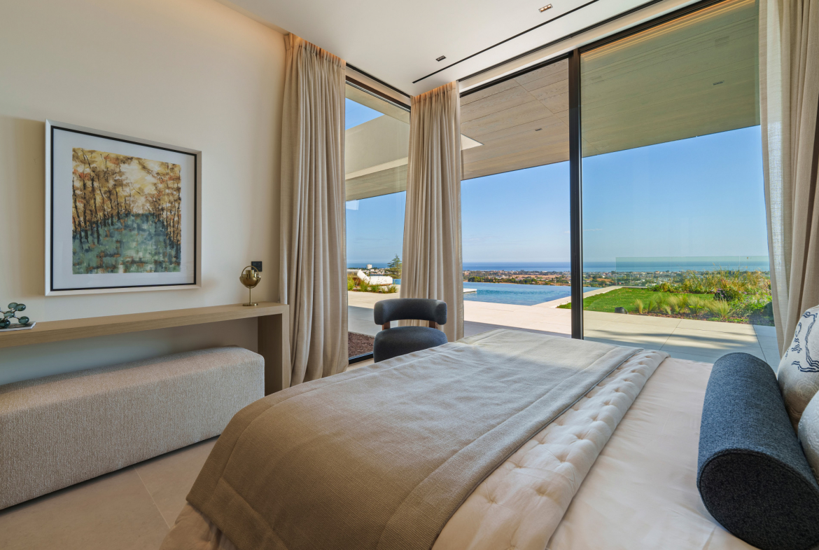 Contemporary Luxury Villa with Panoramic Views in La Quinta