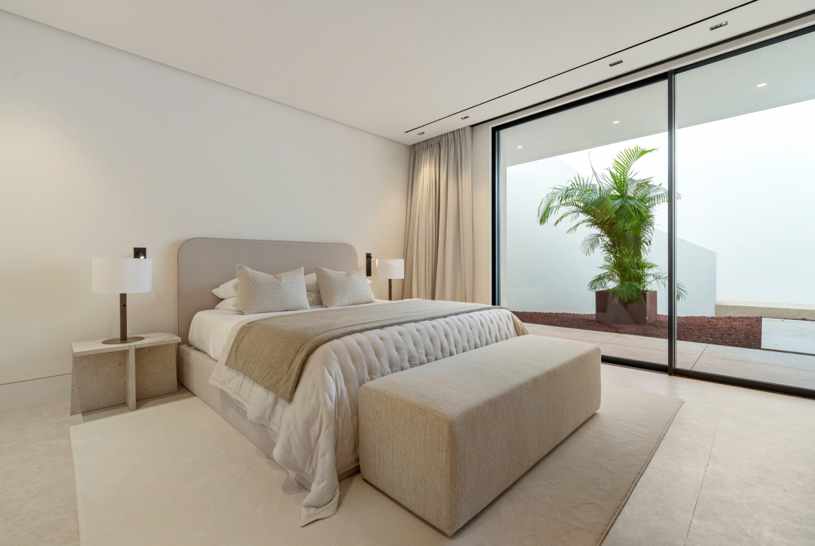 Contemporary Luxury Villa with Panoramic Views in La Quinta