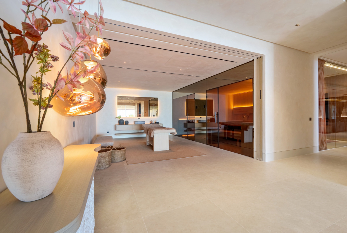 Contemporary Luxury Villa with Panoramic Views in La Quinta