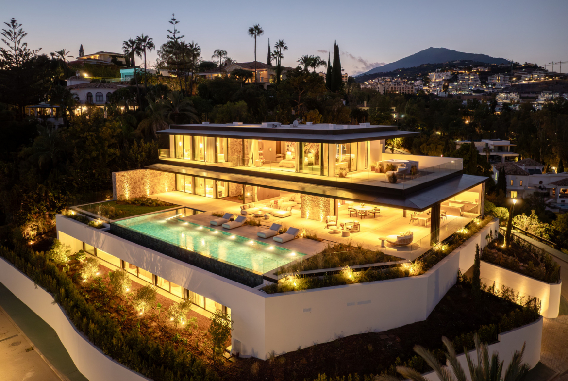 Contemporary Luxury Villa with Panoramic Views in La Quinta
