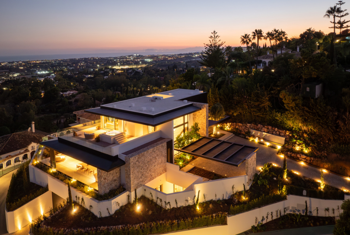 Contemporary Luxury Villa with Panoramic Views in La Quinta