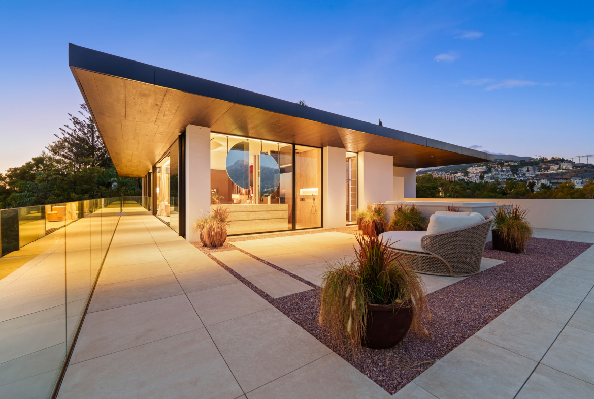 Contemporary Luxury Villa with Panoramic Views in La Quinta