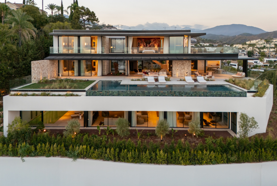 Contemporary Luxury Villa with Panoramic Views in La Quinta