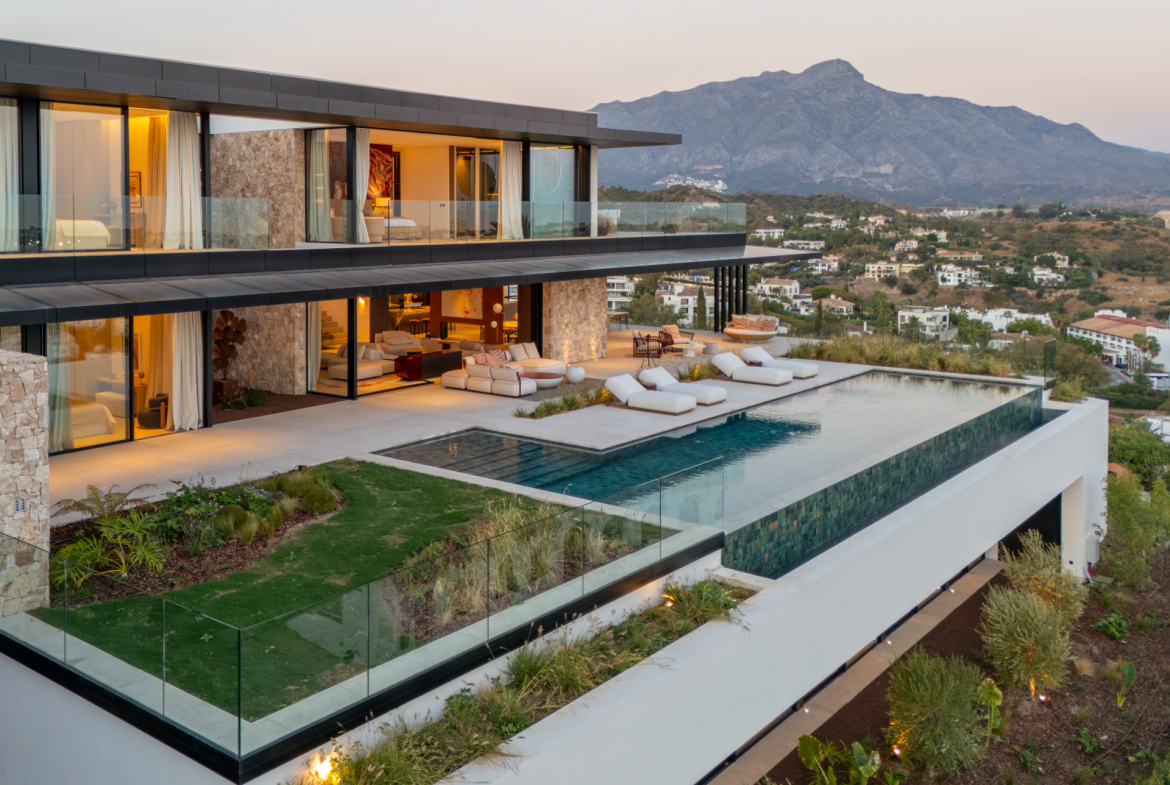 Contemporary Luxury Villa with Panoramic Views in La Quinta