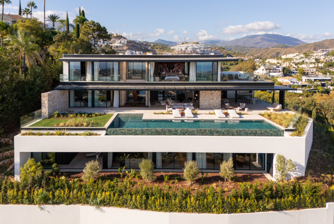 Contemporary Luxury Villa with Panoramic Views in La Quinta