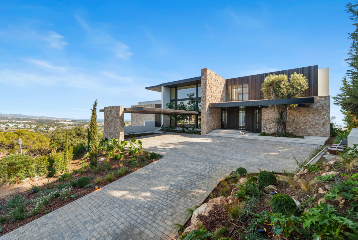 Contemporary Luxury Villa with Panoramic Views in La Quinta