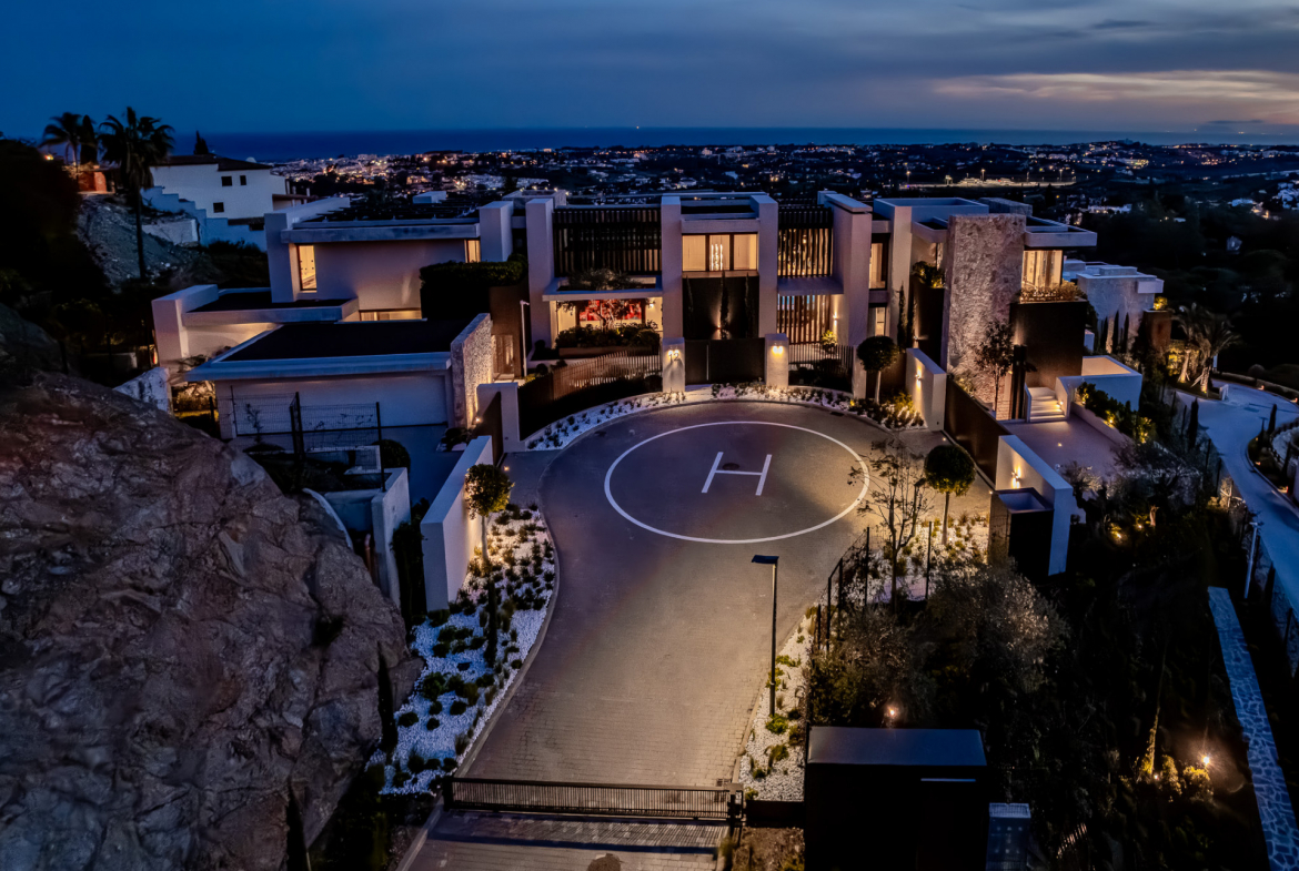 Contemporary Masterpiece with Panoramic Views in La Quinta