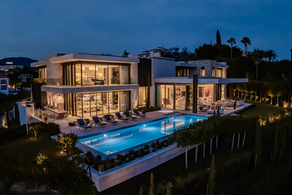 Contemporary Masterpiece with Panoramic Views in La Quinta