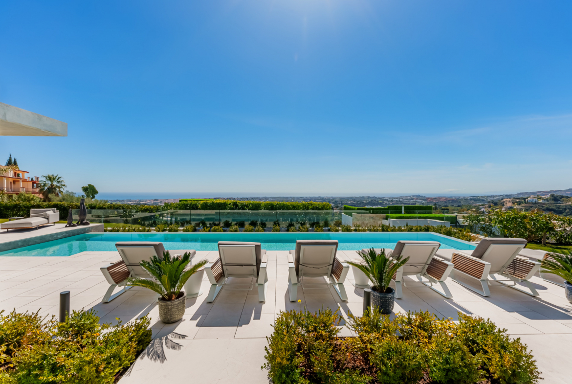 Contemporary Masterpiece with Panoramic Views in La Quinta