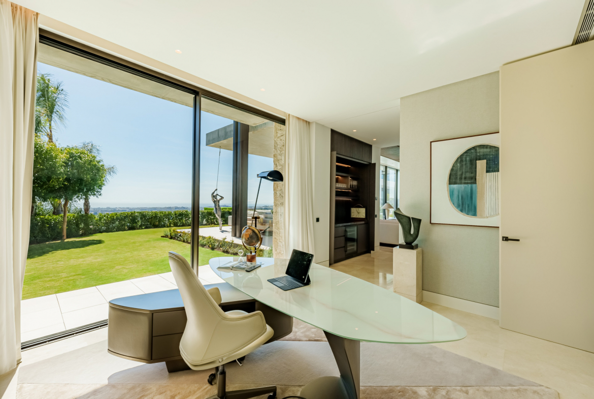 Contemporary Masterpiece with Panoramic Views in La Quinta