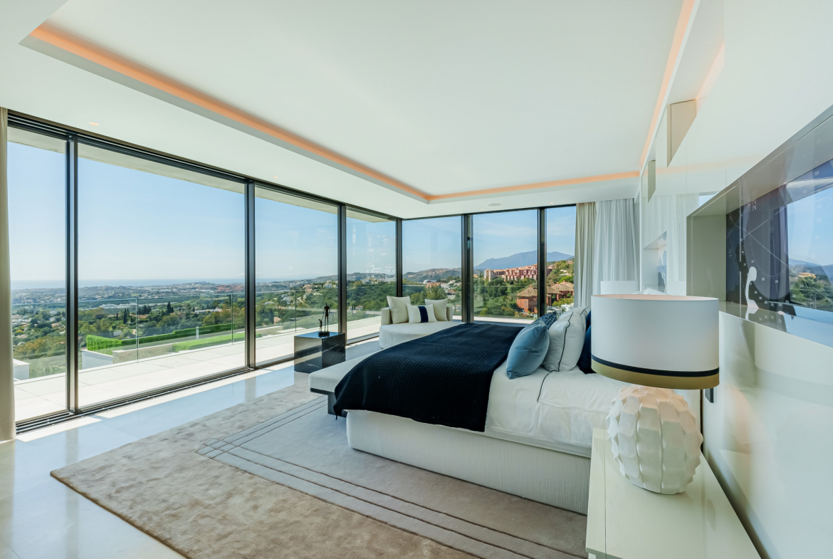 Contemporary Masterpiece with Panoramic Views in La Quinta