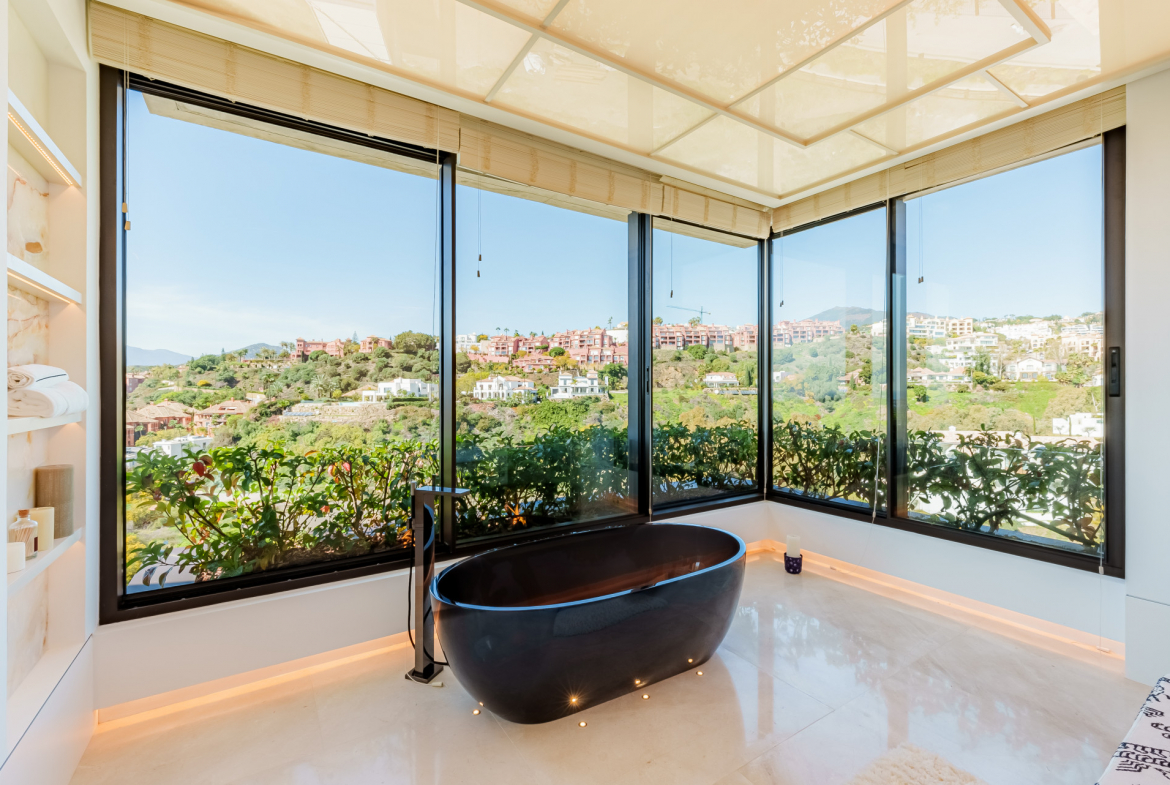 Contemporary Masterpiece with Panoramic Views in La Quinta